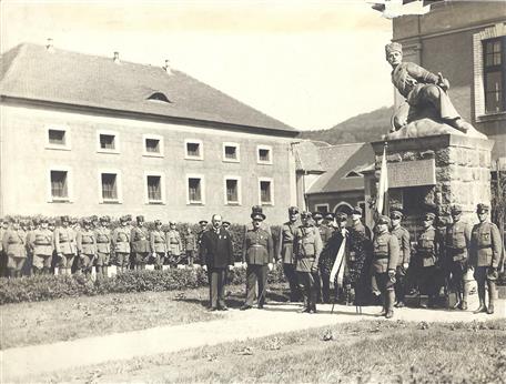 Most, kasárna ČSA. Památka padlým pěšího 9. pluku K. H. r.1932